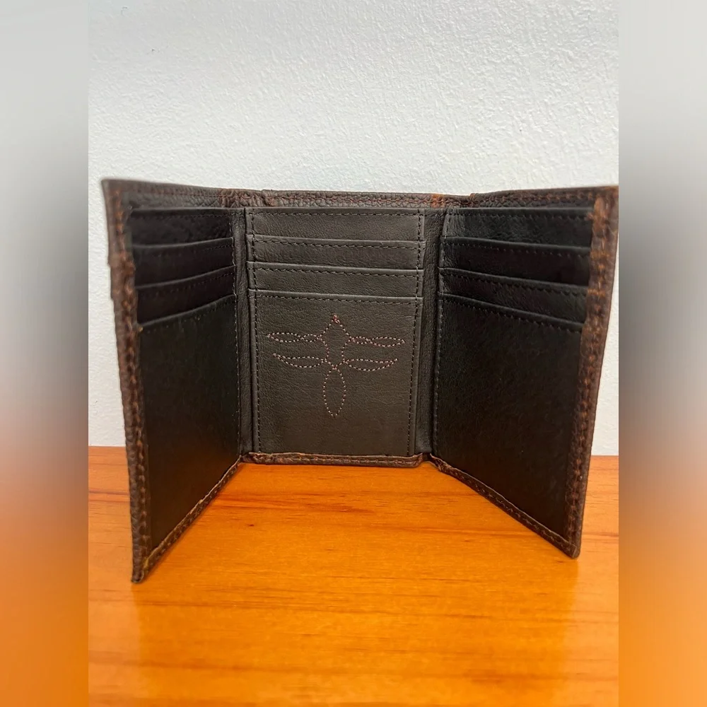 JUSTIN BOOTS NIB NWT Genuine Leather Trifold Western Boot Stitch Men Logo Wallet